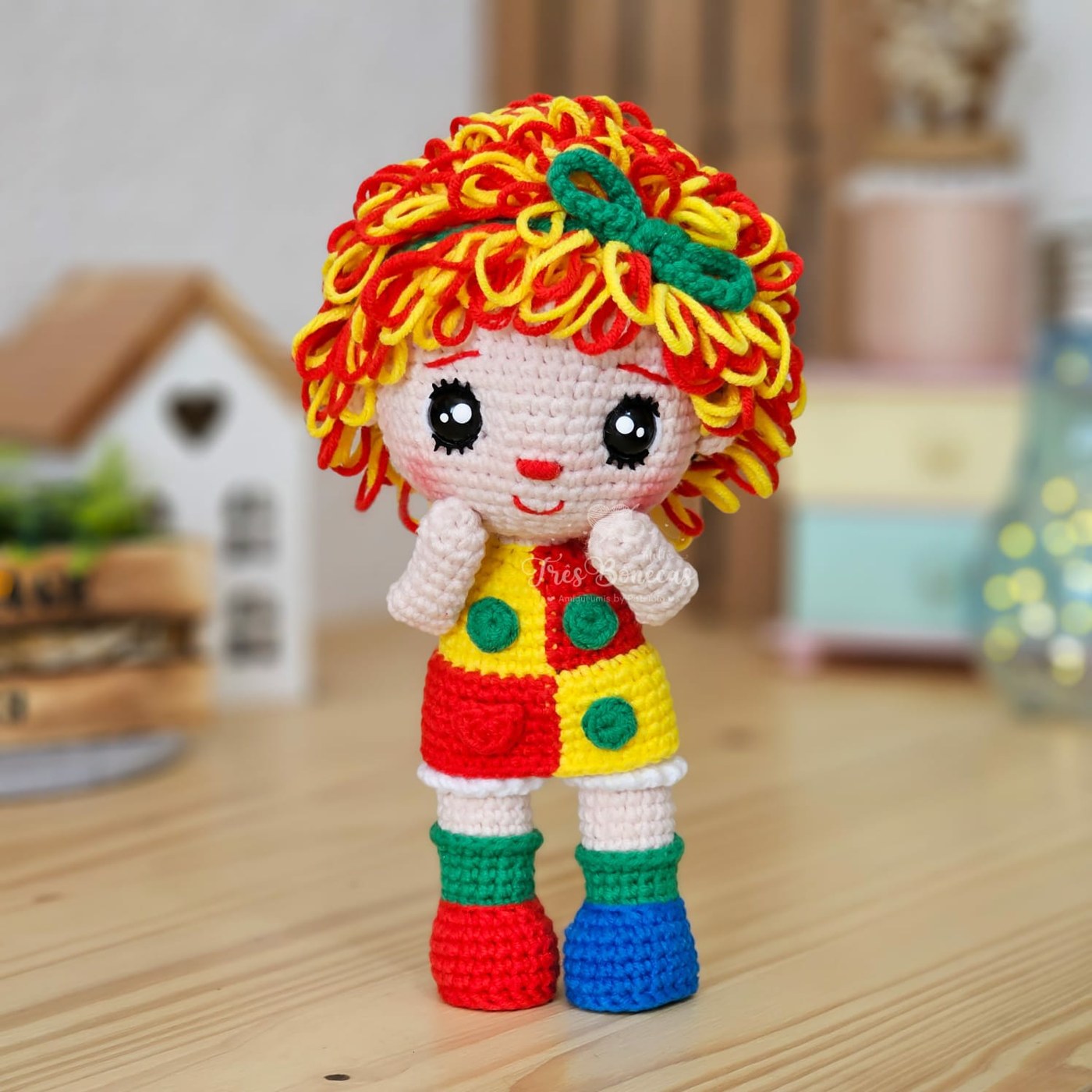 Palhacinho colorido feito em crochê