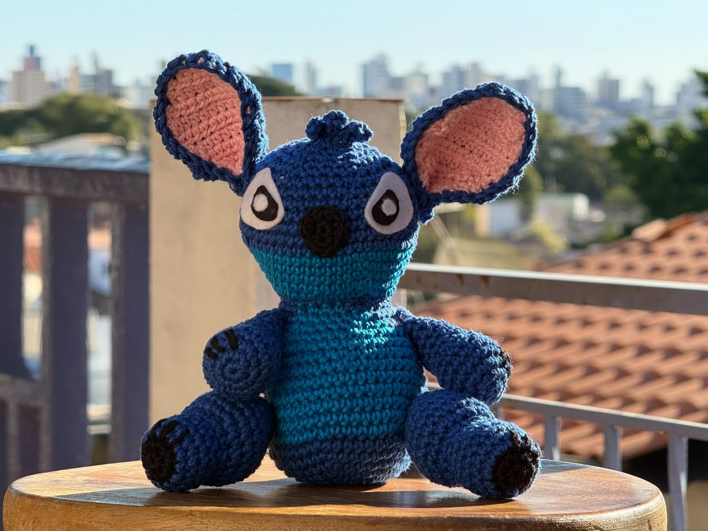 Personagem azul em crochê feito por Danny Rocha